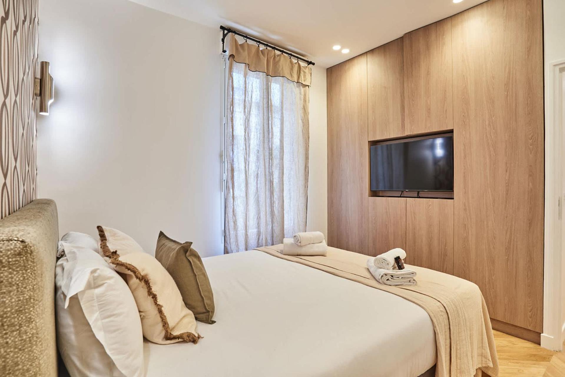 Modern 2 Bedrooms Center Of Apartment Paris